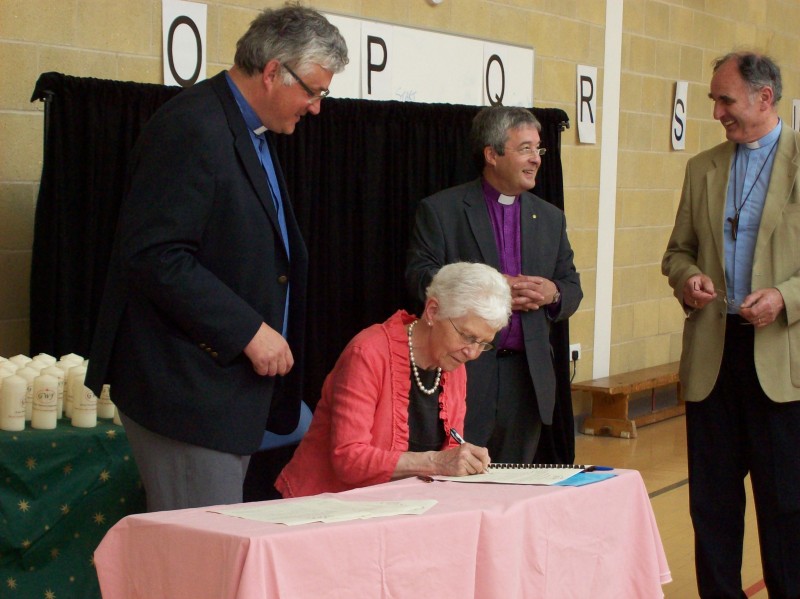 Alison Harris signs the Federation document on behalf of the Swindon & Marlborough Circuit